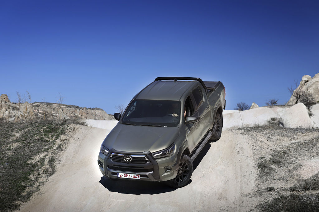 Content 2025 hilux hybrid 48v oxide bronze dynamic 017