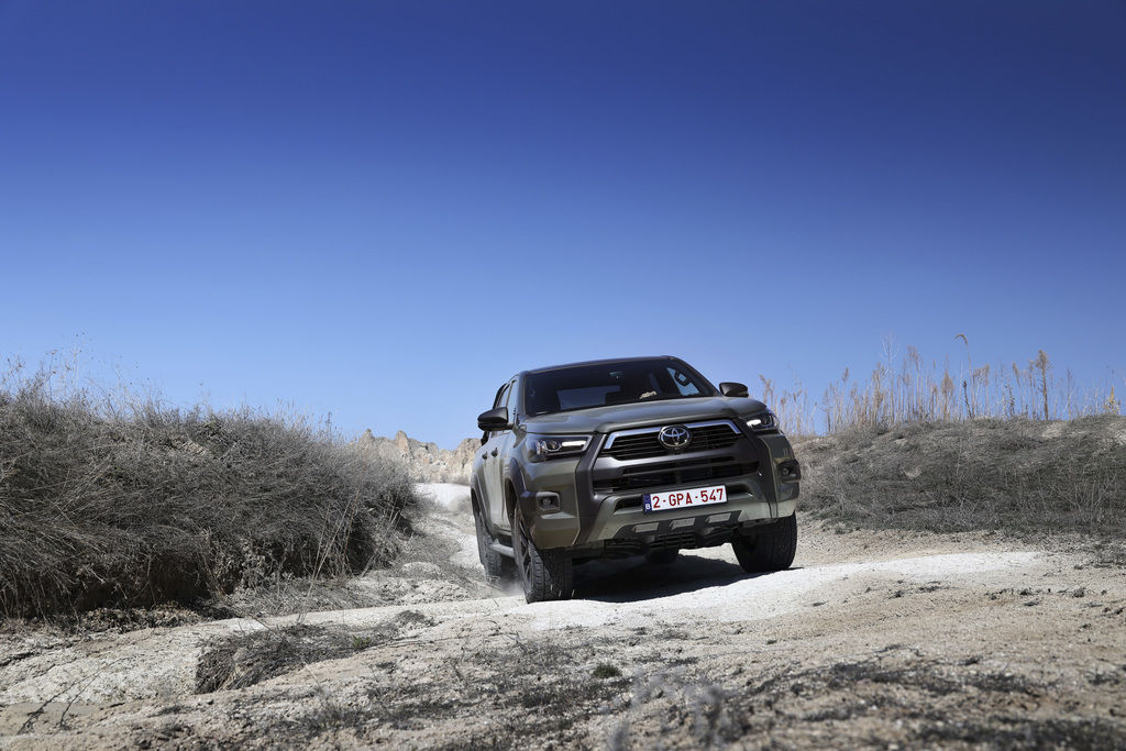 Content 2025 hilux hybrid 48v oxide bronze dynamic 019