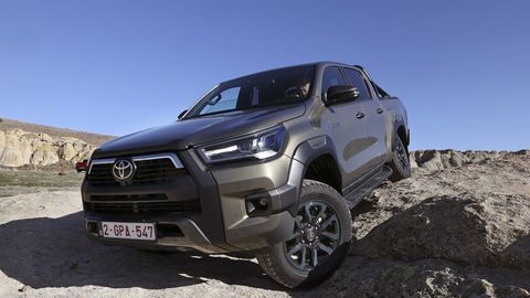 Thumb 2025 hilux hybrid 48v oxide bronze dynamic 040