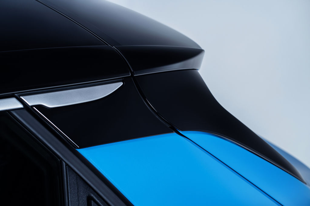 Content detailed image of black roof on the rear with silver triming  1 