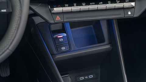 Thumb detailed shot of interior console showing air condition buttons  two usb c ports   storage