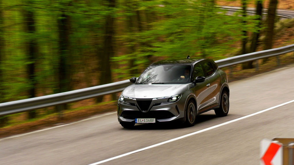 Content alfa romeo junior electric sk test 2025 4k.00 18 04 00.still374