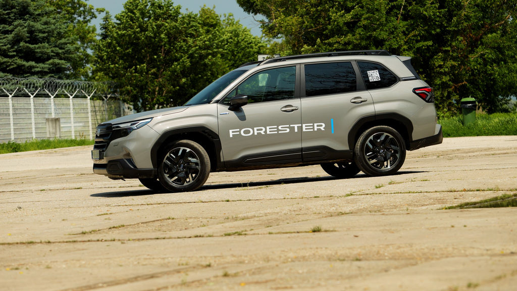 Content subaru forester sk test 2025 4k.00 32 34 19.still358