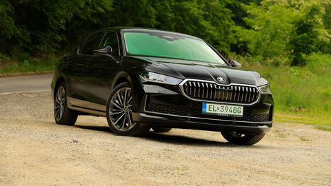 Thumb skoda superb phev sk test 2025 4k.00 01 17 12.still364