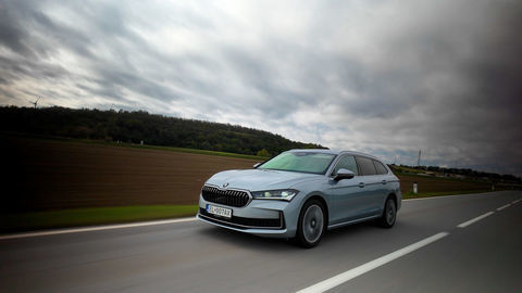 Thumb skoda superb phev sk test 2025 4k.00 06 55 13.still368