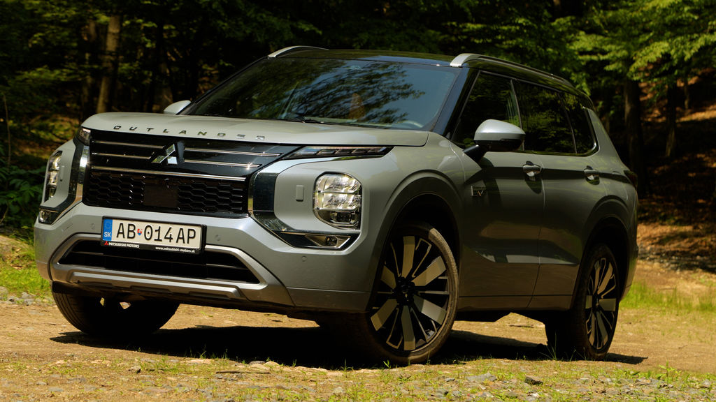 Content mitsubishi outlander phev sk test 2025 4k.00 14 23 11.still368
