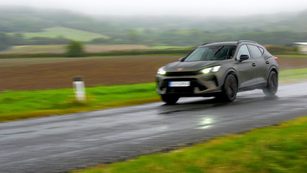 Content cupra formentor sk test 2025 4k.00 00 41 13.still436