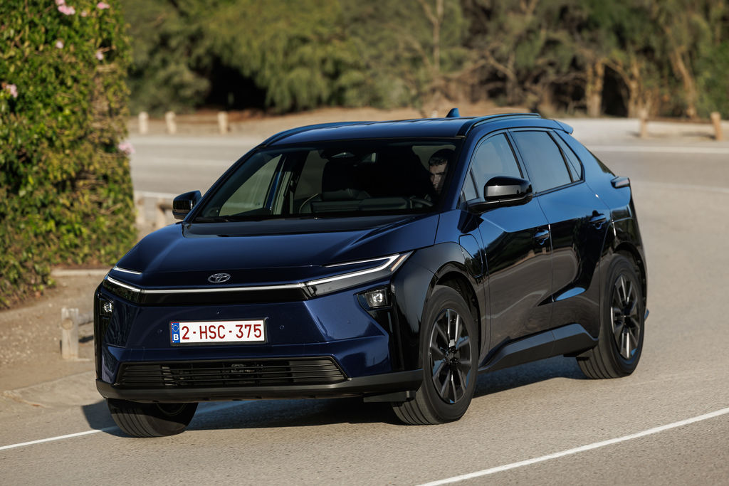 Content 2026 bz4x fwd deep blue metallic dynamic 013