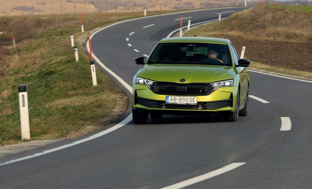 Content skoda octavia 2.0tsi 4x4 sportline sk test 2025 4k.00 01 49 10.still549