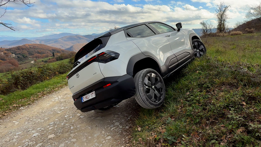 Content toyota urban cruiser prva jazda 2025 4k.00 18 33 11.still564