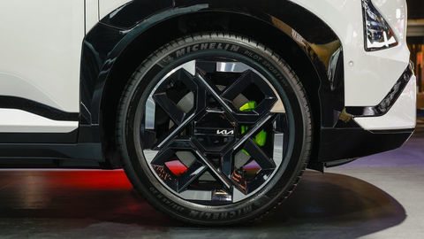 Thumb original 30288 kia ev5 gt snow white pearl motorshow static hires 01