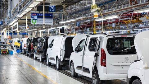 Thumb anopelcomboelectricthe17 millionthvehicleproducedatstellantisvigo 5