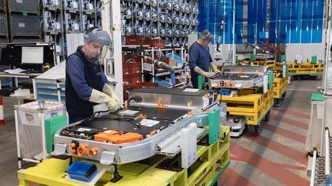 Thumb anopelcomboelectricthe17 millionthvehicleproducedatstellantisvigo 7