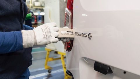 Thumb anopelcomboelectricthe17 millionthvehicleproducedatstellantisvigo 8