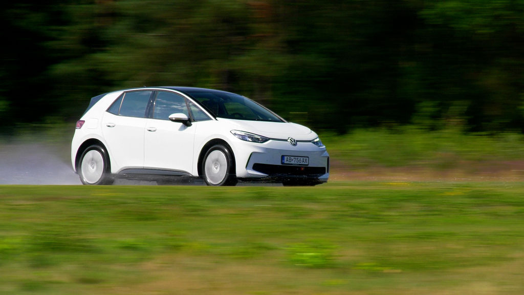 Content letne pneu sk test 2026 4k.00 17 22 03.still698