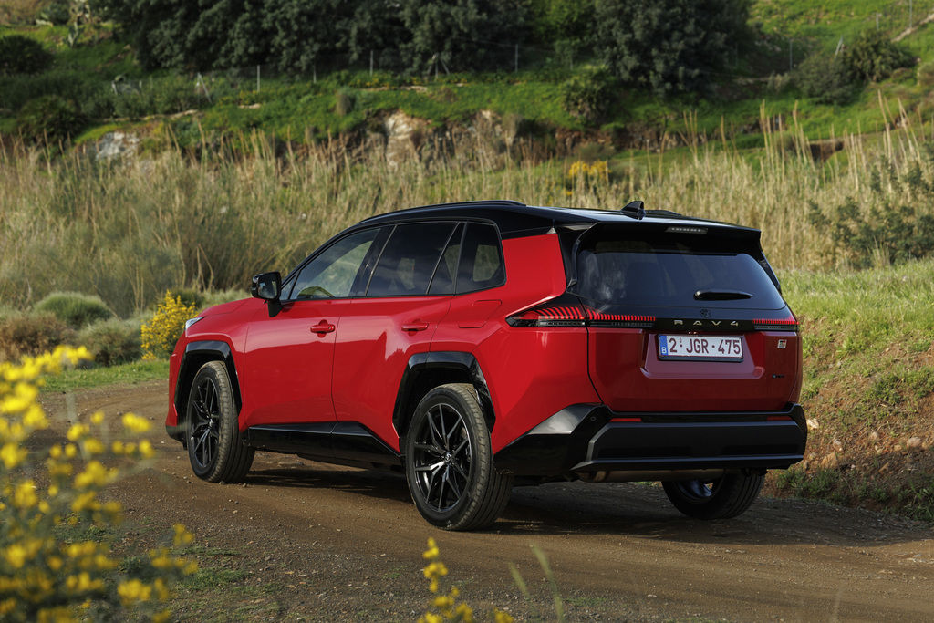Content 2026 rav4 hev grs emotional red  dynamic 002