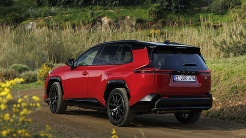 Thumb 2026 rav4 hev grs emotional red  dynamic 002