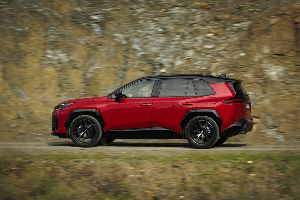 Content 2026 rav4 hev grs emotional red  dynamic 007