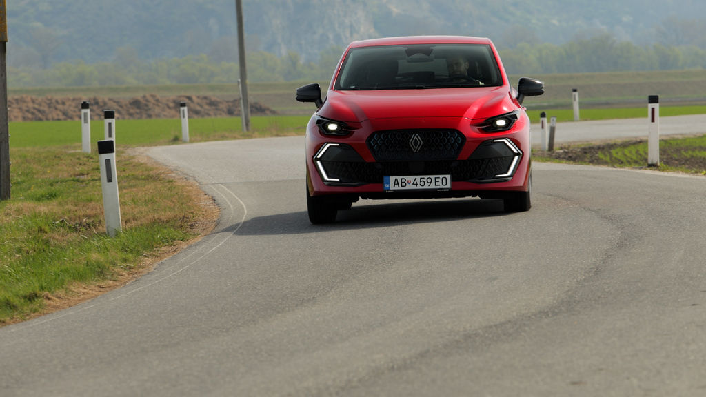 Content renault clio hybrid sk test 2026 4k.00 21 30 02.still711