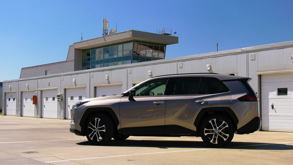 Content toyota rav4 sk test 2026 4k.00 09 54 24.still707