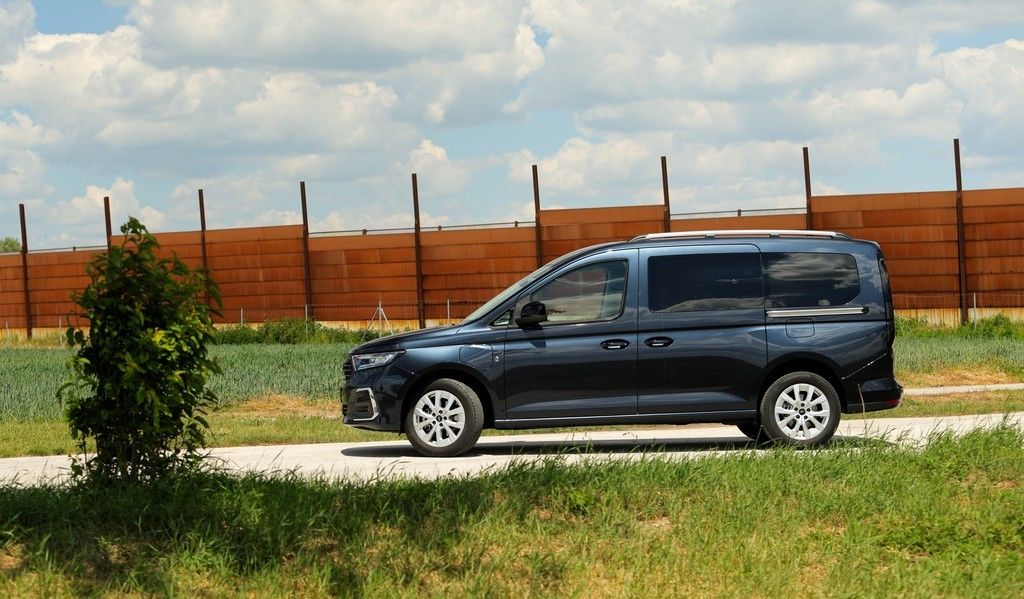 Content ford tourneo connect phev sk test 2026 4k.00 16 36 00.still746