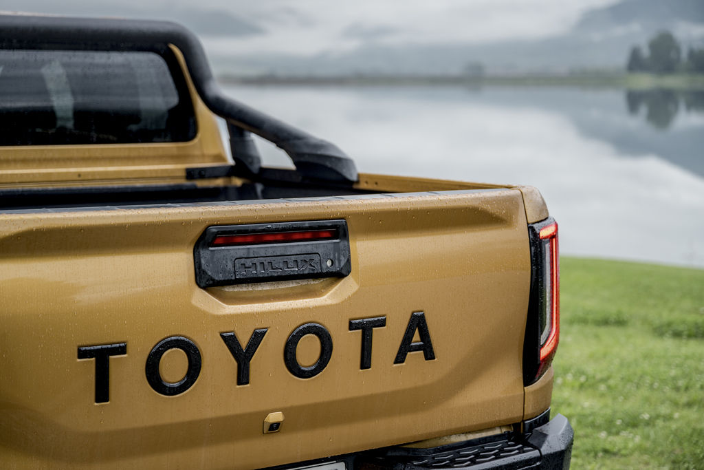 Content 2026 hilux hybrid 48v invincible sulphur yellow detail 001