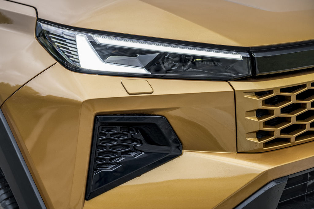 Content 2026 hilux hybrid 48v invincible sulphur yellow detail 004