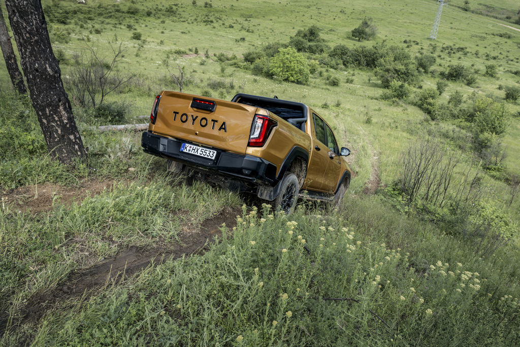 Content 2026 hilux hybrid 48v invincible sulphur yellow dynamic 044