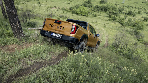 Thumb 2026 hilux hybrid 48v invincible sulphur yellow dynamic 044