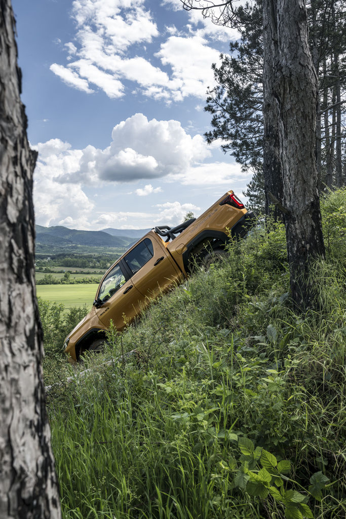 Content 2026 hilux hybrid 48v invincible sulphur yellow dynamic 043