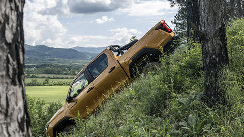 Thumb 2026 hilux hybrid 48v invincible sulphur yellow dynamic 043