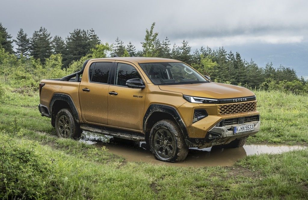 Content 2026 hilux hybrid 48v invincible sulphur yellow static 007