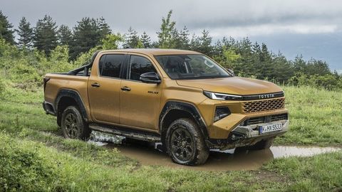 Thumb 2026 hilux hybrid 48v invincible sulphur yellow static 007