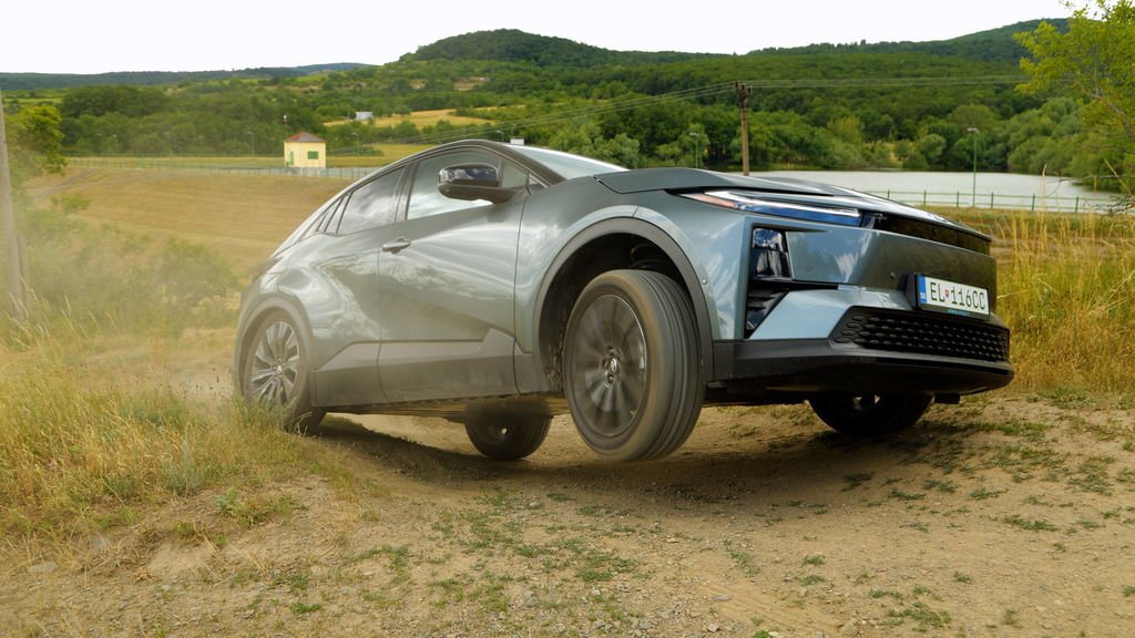 Content toyota c hr%2b sk test 2026 4k.00 04 01 02.still756