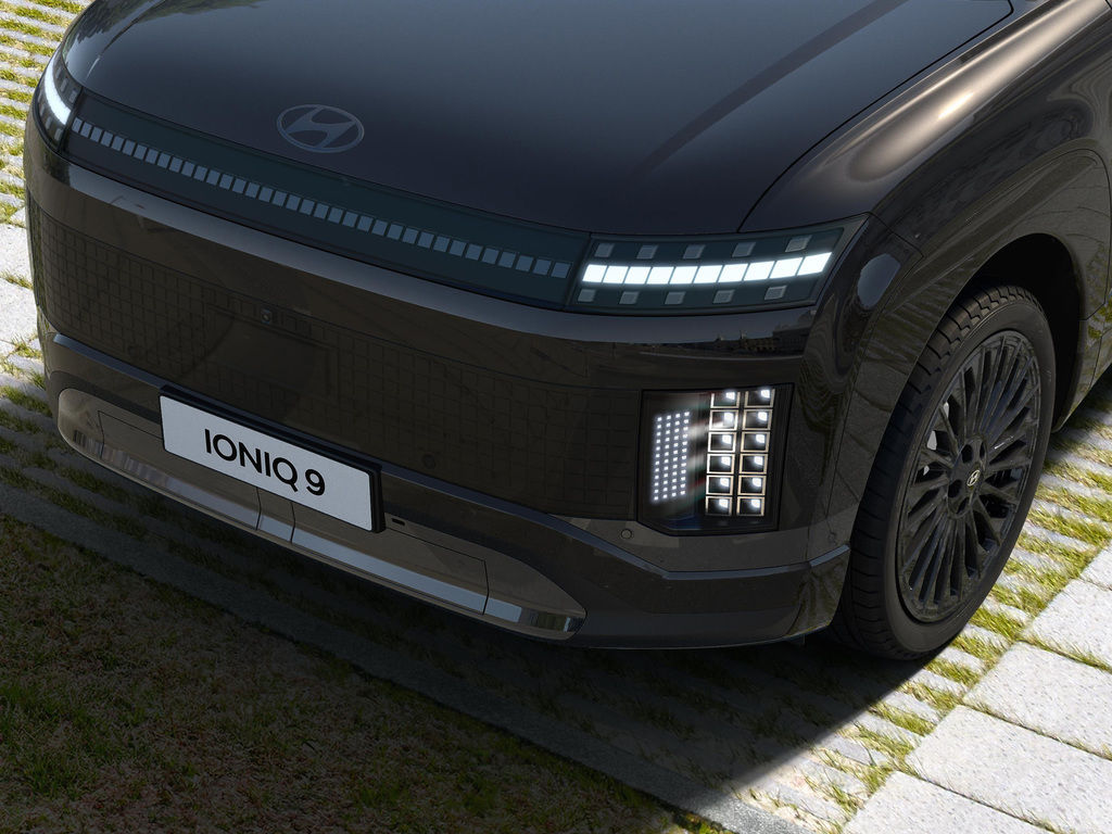 Content 1 hyundai ioniq 9 exterior black 3 4front closeup 4x3