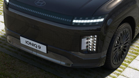 Thumb 1 hyundai ioniq 9 exterior black 3 4front closeup 4x3