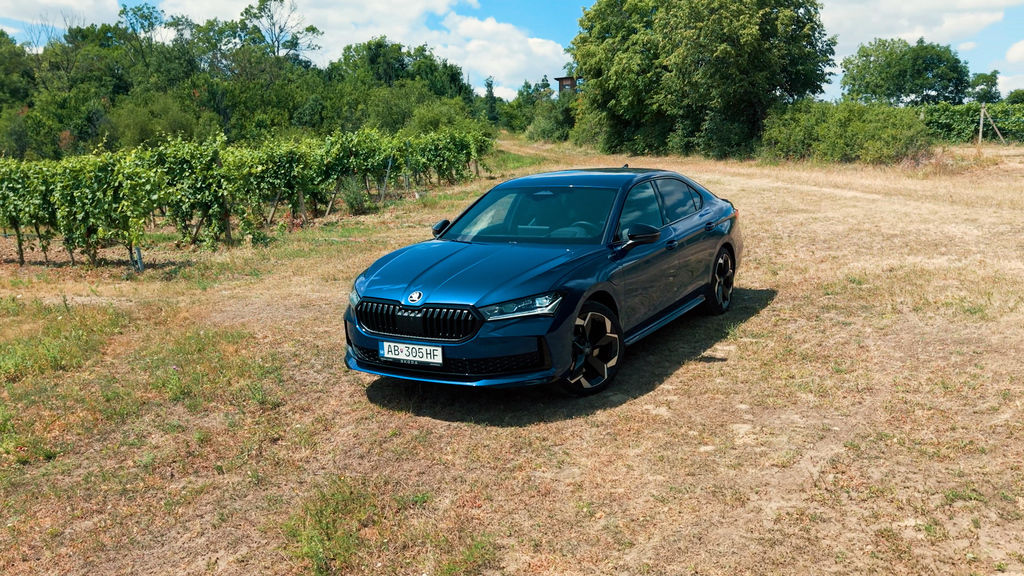 Content skoda superb phev sk test 2026 4k.00 19 56 12.still778