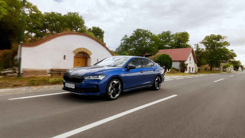 Content skoda superb phev sk test 2026 4k.00 20 15 20.still779