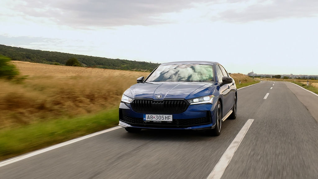 Content skoda superb phev sk test 2026 4k.00 22 20 19.still780
