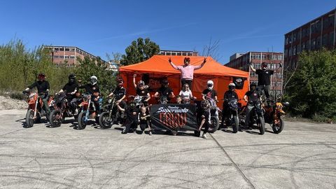 Thumb sunday sm crew4