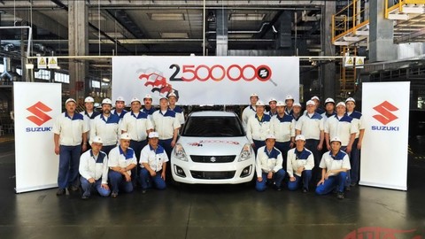 Thumb 71293 large 2.5 millionth car rolls off magyar suzukis production line l