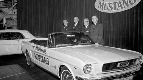 Thumb gene bordinat lee iacocca and donald frey with the first and the 1 millionth ford mustangs 650x499