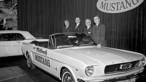 Thumb 65204 large gene bordinat lee iacocca and donald frey with the first and the 1 millionth ford mustangs