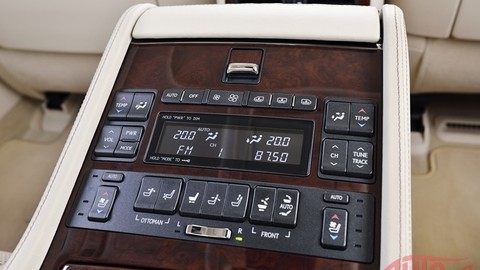 Thumb 30468 large ls rear armrest controls 1