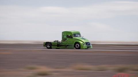 Thumb 7893 large volvo hybridtruck mean green1