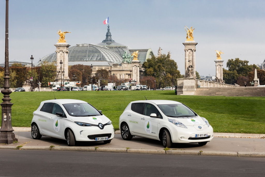 Content renault zoe and nissan leaf in front of grand palais in paris credit olivier martin gambier
