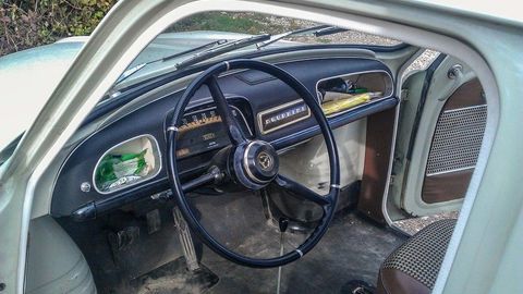 Thumb renault dauphine interior 1