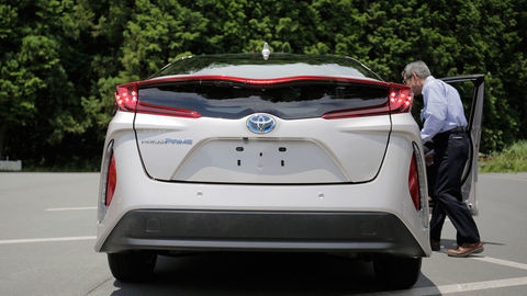 Thumb 2017 toyota prius prime rear end 03