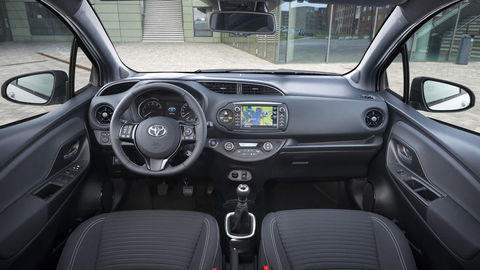 Thumb 2017 toyota yaris detailint 12