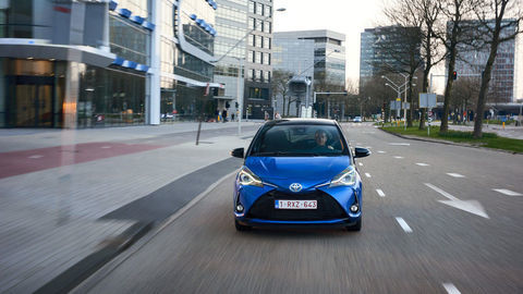 Thumb 2017 toyota yaris hybrid blue dynamic 26